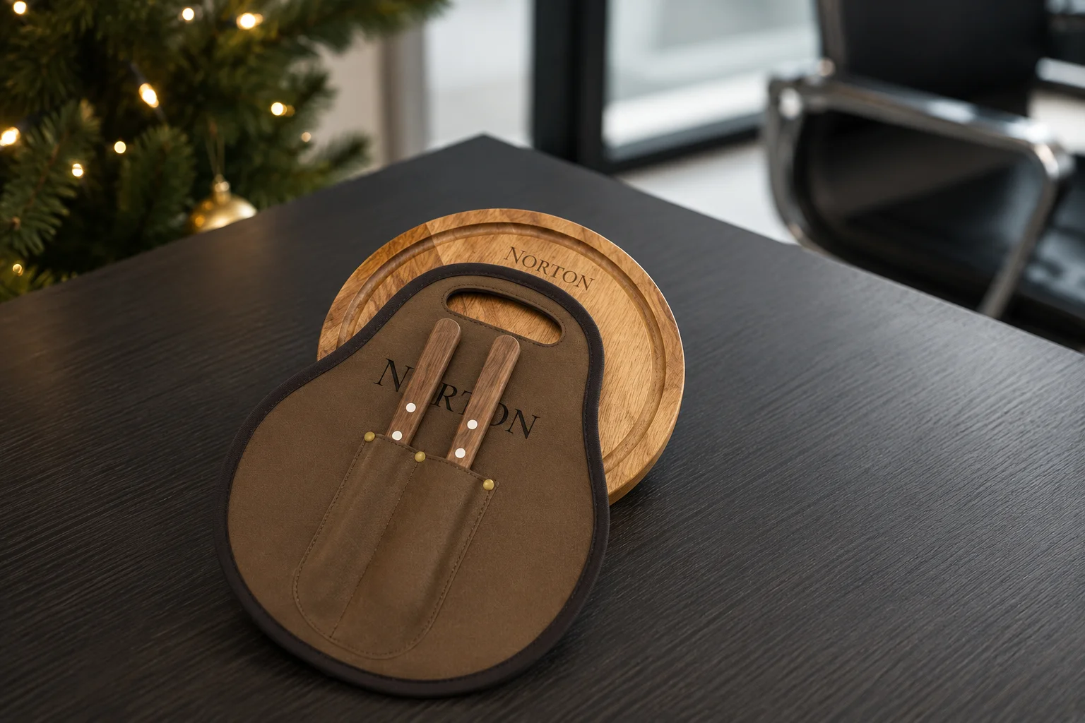 Tabla y set de asado personalizados junto a un árbol navideño