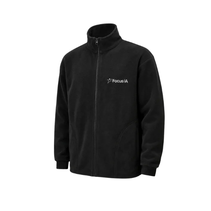 Campera negra personalizada con el logo de Focus IA